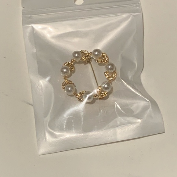 New Pearl Brooch - Picture 3 of 3